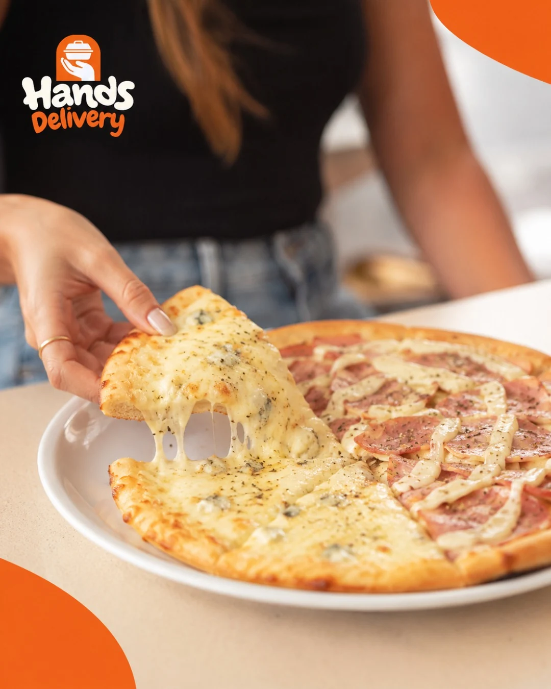 Arte publicada pela Hands Delivery com uma fatia de pizza sendo compartilhada.
